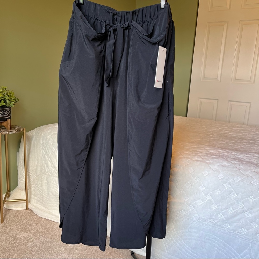 ๐ช MAKE OFFER NWT Lululemon Black Wrap-Front Wide Leg HR Crop Size 12 - Picture 8 of 15